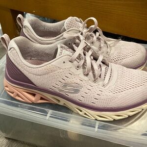 Skechers Women's Glide Step Sneaker 7.5